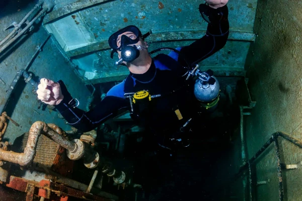 Advanced Wreck Course - Penetrate wrecks safely